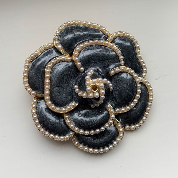 Camellia Lapel Pin in Black Enamel with Faux Pearls & Gold Tone - Bro-Brooch - Picture 5 of 11